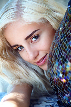 Naomi Woods in "Naomi Woods Via Zishy" via Zishy