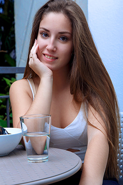 Mireia Cabello in "Chica Bomb" via Zishy